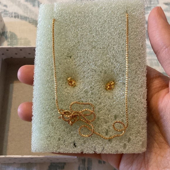 Costume jewelry necklace and earrings gift set - Picture 2 of 4